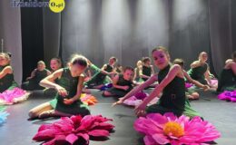 „Tajemniczy ogród”. Widowisko w wykonaniu grup artystycznych MDK (zdjęcia z przedstawienia i próby)
