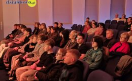 „Maleńka miłość” – przedstawienie w wykonaniu Zespołu teatralno-muzyczny Warsztatów Terapii Zajęciowej 