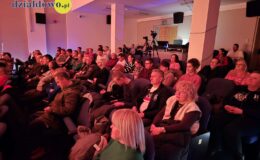 „Maleńka miłość” – przedstawienie w wykonaniu Zespołu teatralno-muzyczny Warsztatów Terapii Zajęciowej 