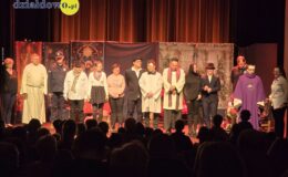 na scenie stoi grupa osób, kobiety i mężczyźni