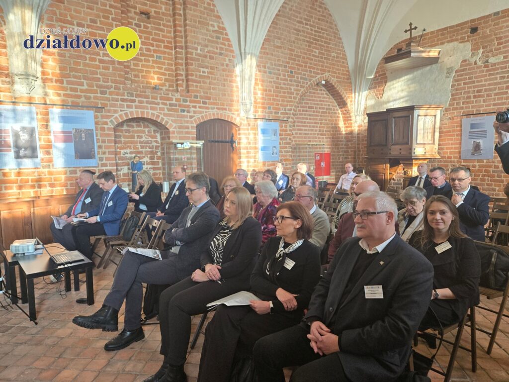 uczestnicy konferencji historycznej "Martyrologia ludności północnego Mazowsza i Działdowszczyzny w latach 1939-1945", która odbyła się w Muzeum Pogranicza w Działdowie