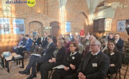 uczestnicy konferencji historycznej "Martyrologia ludności północnego Mazowsza i Działdowszczyzny w latach 1939-1945", która odbyła się w Muzeum Pogranicza w Działdowie