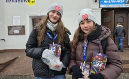 wolontariusze podczas zbiórki WOŚP 2026 na ulicy w Działdowie