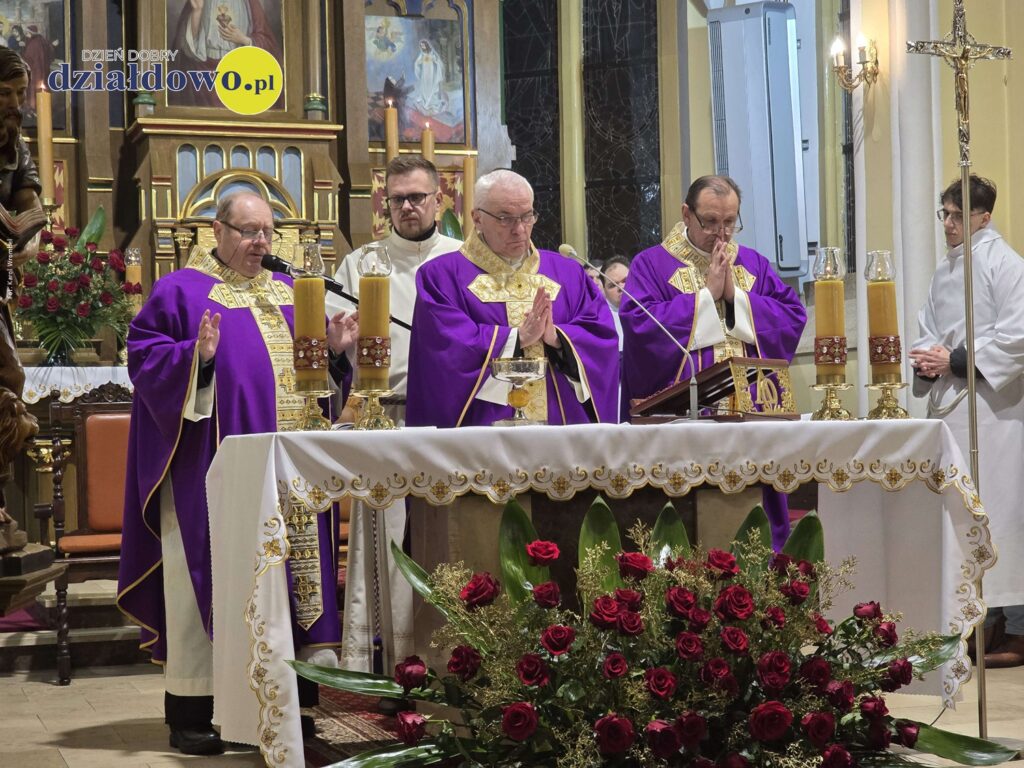 księża podczas Mszy Świętej Żałobnej Ś. P. księdza kanonika Adama Filarskiego w kościele pw. Św. Wojciecha w Działdowie