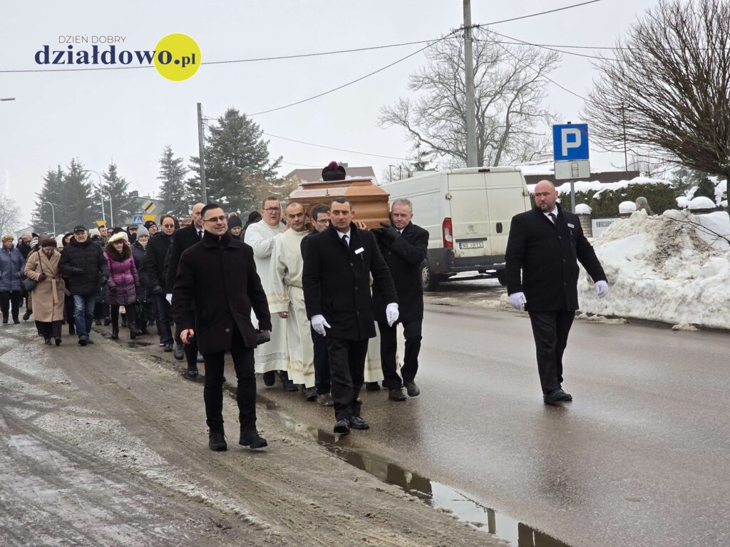 kondukt pogrzebowy idzie ulicą Nidzicką w Działdowie na Cmentarz Parafialny
