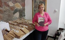 Jadwiga Smółka z książką "Obóz Soldau - by człowiek pamiętał..." historia, wspomnienia, wiersze, proza