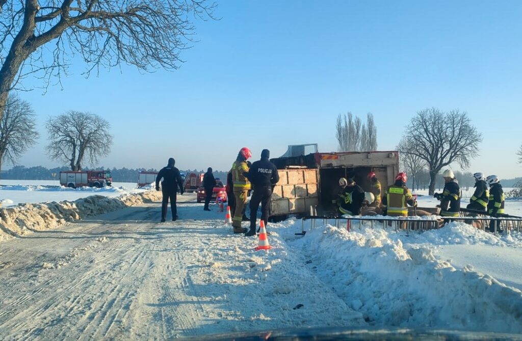 miejsce zdarzenia wywrotki pojazdu z trzodą chlewną /Fot. policja