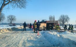 miejsce zdarzenia wywrotki pojazdu z trzodą chlewną /Fot. policja