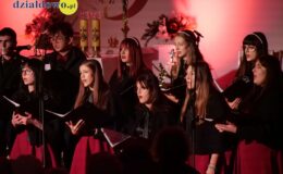Chór „Our Voice” i „Chamber Orchestra” śpiewająco powitali Nowy Rok