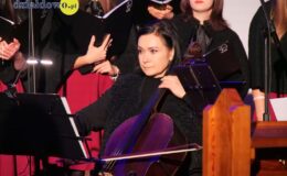 Chór „Our Voice” i „Chamber Orchestra” śpiewająco powitali Nowy Rok