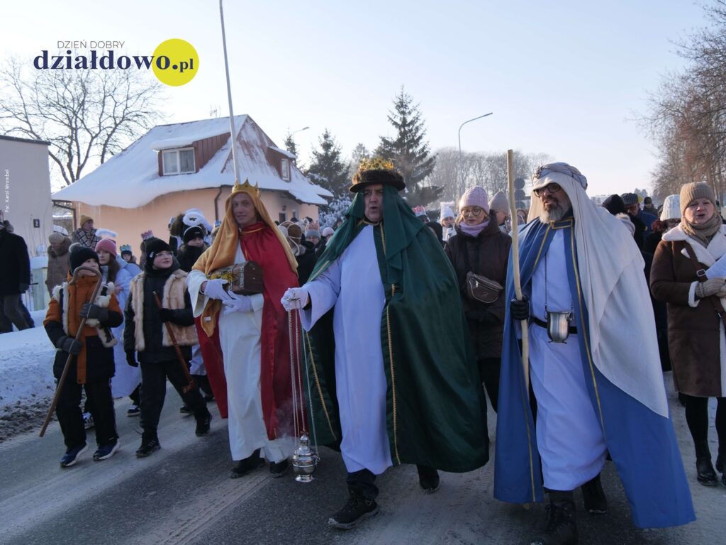 ulicą Działdowa w Orszaku Trzech Króli idą wierni