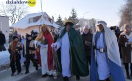 ulicą Działdowa w Orszaku Trzech Króli idą wierni