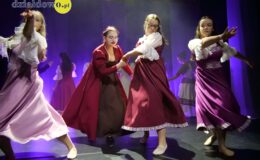 „Tajemniczy ogród”. Widowisko w wykonaniu grup artystycznych MDK (zdjęcia z przedstawienia i próby)