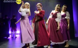 „Tajemniczy ogród”. Widowisko w wykonaniu grup artystycznych MDK (zdjęcia z przedstawienia i próby)