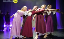 „Tajemniczy ogród”. Widowisko w wykonaniu grup artystycznych MDK (zdjęcia z przedstawienia i próby)