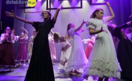 „Tajemniczy ogród”. Widowisko w wykonaniu grup artystycznych MDK (zdjęcia z przedstawienia i próby)