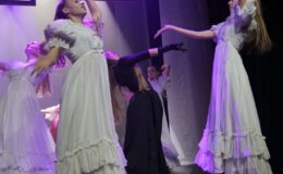 „Tajemniczy ogród”. Widowisko w wykonaniu grup artystycznych MDK (zdjęcia z przedstawienia i próby)