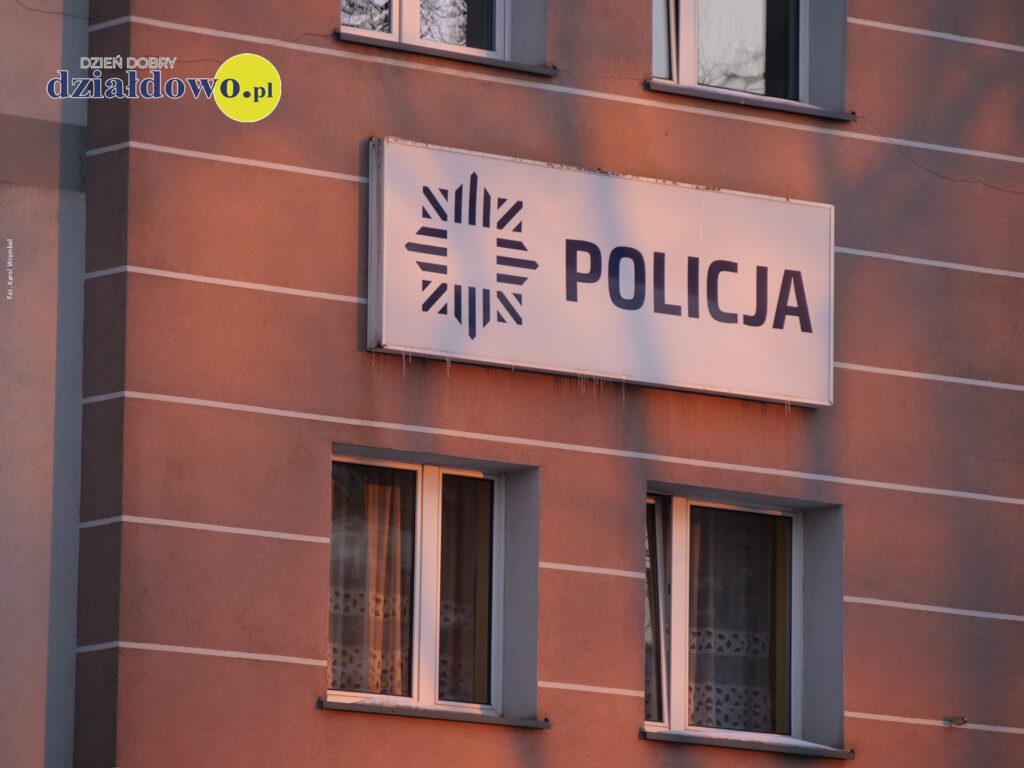 napis policja na budynku komendy policji w Działdowie