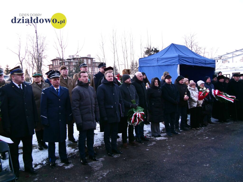 stoi grupa osób na plac obozowy KL Soldau/NKWD przy ul. Grunwaldzkiej.