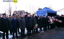 stoi grupa osób na plac obozowy KL Soldau/NKWD przy ul. Grunwaldzkiej.