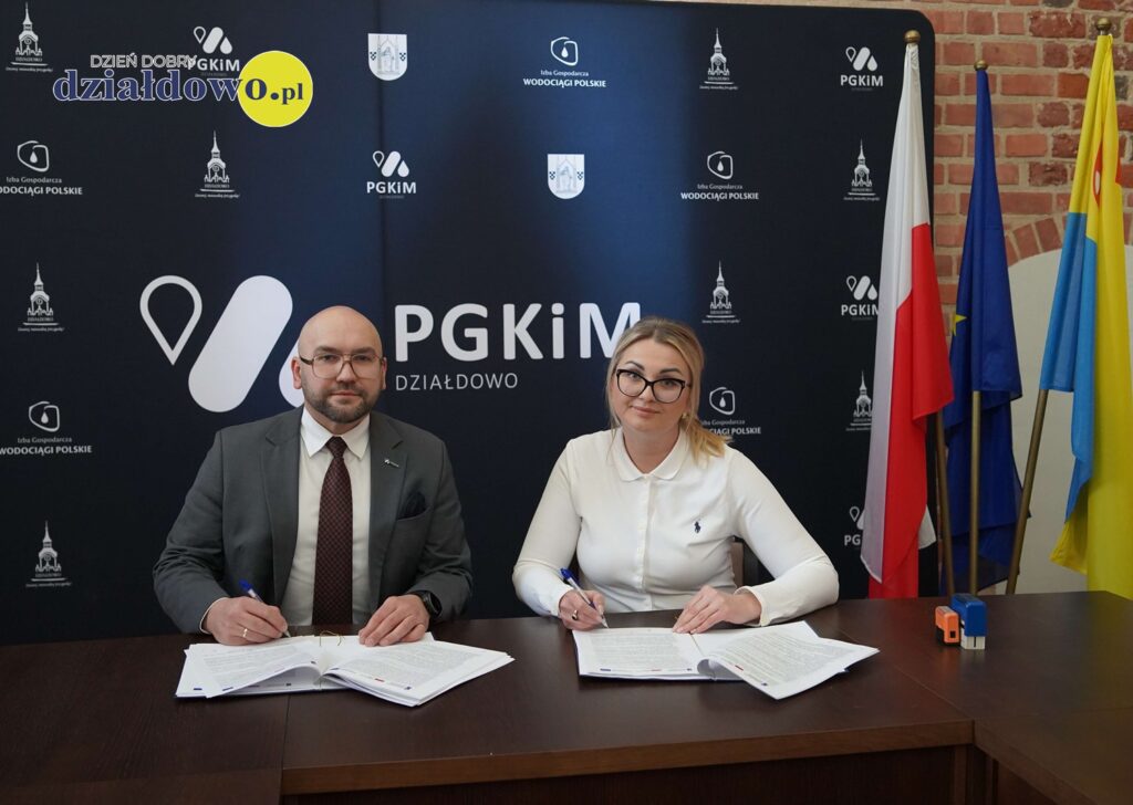 moment uroczystego podpisania umowy przez Prezesa Zarządu PGKiM Sławomira Pszennego i Katarzynę Knapińską, Prezes zarządu PGTB Sp. z o.o. w sali refektarzu działdowskiego zamku