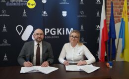 zdjęciu głównym moment uroczystego podpisania umowy przez Prezesa Zarządu PGKiM Sławomira Pszennego i Katarzynę Knapińską, Prezes zarządu PGTB Sp. z o.o. w sali refektarzu działdowskiego zamku