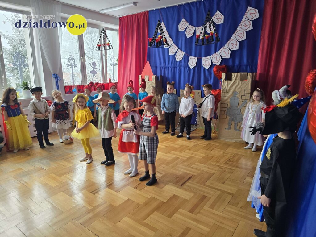 grupa przedszkolaków podczas występów z okazji Dnia Babci i Dziadka