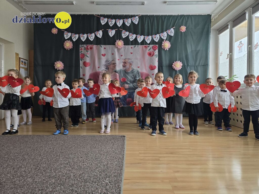 grupa przedszkolaków podczas występów z okazji Dnia Babci i Dziadka