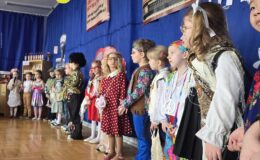 „Krasnoludki” z występem z okazji Dnia Babci i Dziadka 