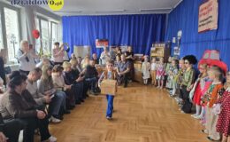 „Krasnoludki” z występem z okazji Dnia Babci i Dziadka 