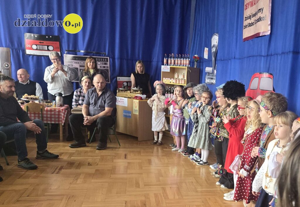 grupa przedszkolaków podczas występów z okazji Dnia Babci i Dziadka