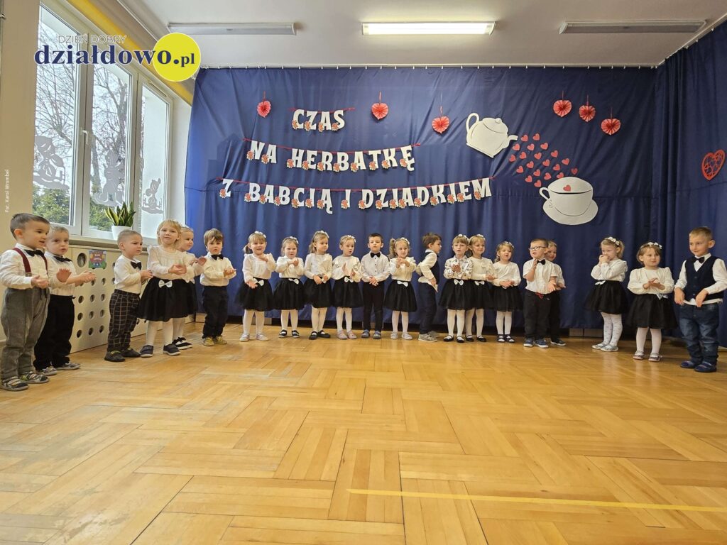grupa przedszkolaków podczas występów z okazji Dnia Babci i Dziadka