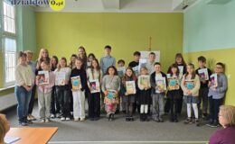 pamiątkowe zdjęcie uczestników konkursu XLII Wojewódzkiego Konkursu Recytatorskiego “Spotkania z poezją” w MDK w Działdowie