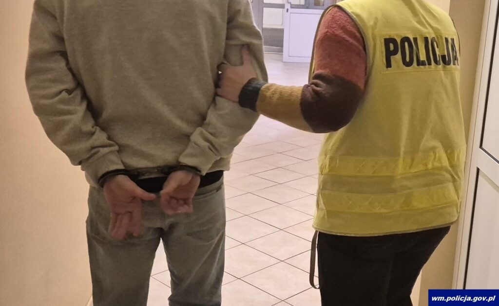 widać policjanta, który prowadzi zatrzymanego / fot. policja