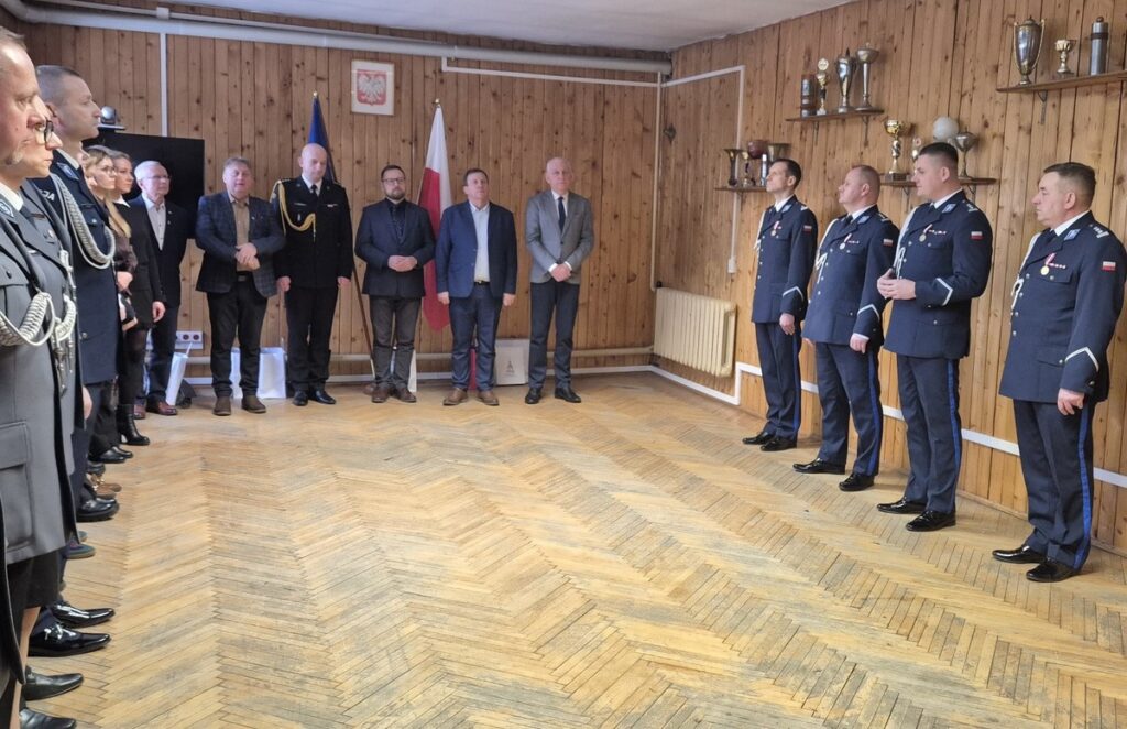 stoi grupa osób kobiety i mężczyźni
