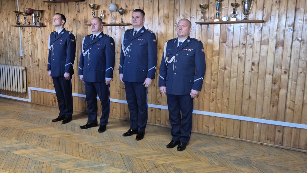 stoi czterech policjantów