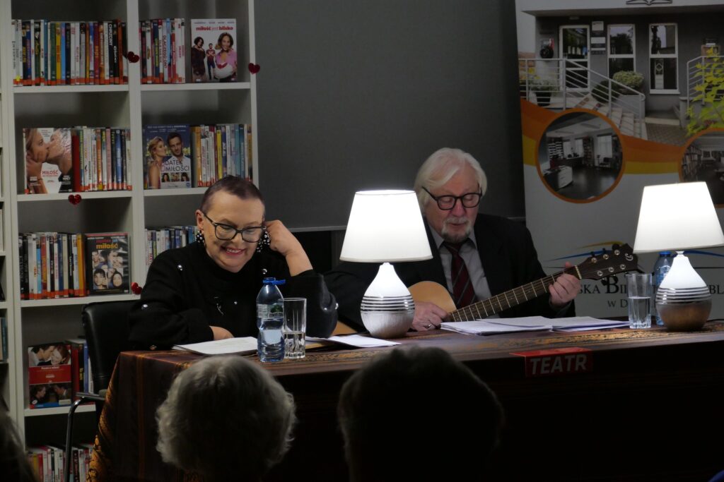 woje aktorów, kobieta i mężczyzna, występujący w sztuce teatralnej w MBP w Działdowie
