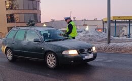 widać policjanta i samochód na drodze, działania trzeźwość w powiecie działdowskim / fot. policja