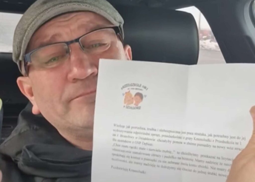na zdjęciu kadr z filmu zamieszczonego na profilu Facbookowym Piotra Kamińskiego, na zdjęciu widać mężczyznę i list od przedszkolaków z Działdowa