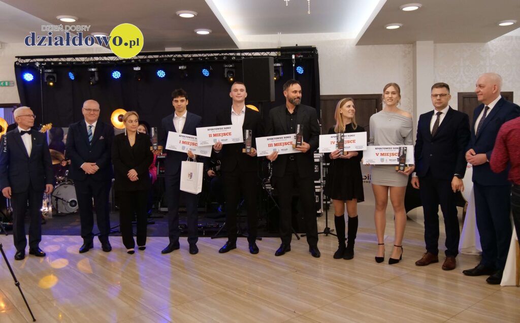stoi grupa osób, kobiety i mężczyźni