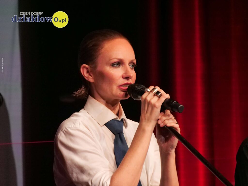 wokalistka Kasia Stankiewicz podczas koncertu w Miejskim Domu Kultury w Działdowie