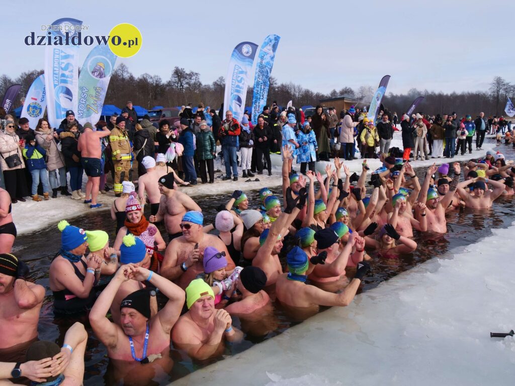 osoby w wodzie podczas Trzeciego Powiatowego Festiwalu Morsowania