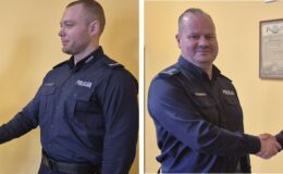 głównym komendant gratuluje bohaterskiej postawy dwójce policjantów / fot. policja