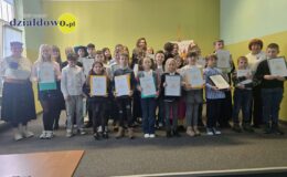 pamiątkowa fotografia uczestników eliminacji rejonowych XLII Wojewódzkiego Konkursu Recytatorskiego "Spotkania z poezja"