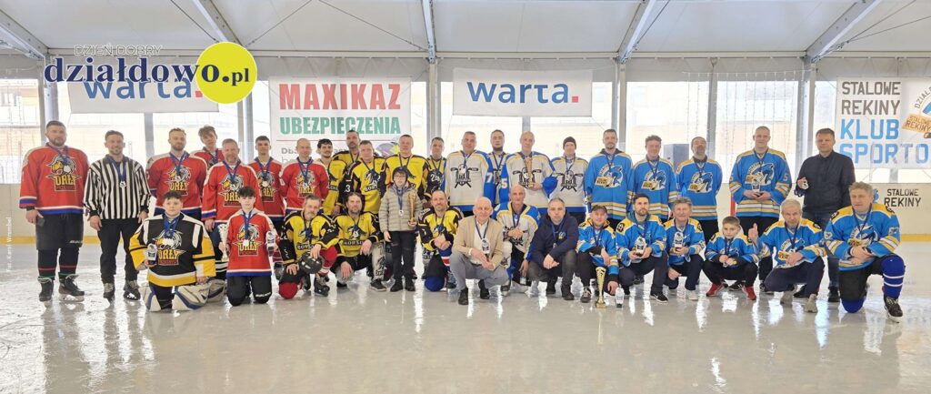 pamiątkowa fotografia uczestników 8. Turnieju Hokejowego w Działdowie