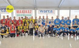 pamiątkowa fotografia uczestników 8. Turnieju Hokejowego w Działdowie