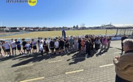 uczestnicy Biegu Pamięci Żołnierzy Wyklętych - Tropem Wilczym na działdowskim stadionie MOSiR podczas otwarcia biegu