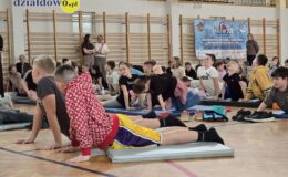 Joga dla duszy i ciała. Drugi dzień forum „Mosty zamiast murów” w Szkole Podstawowej nr 4