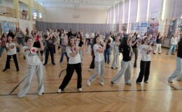 tańcząca młodzież w sali gimnastycznej Szkoły Podstawowej nr 4 w Działdowie