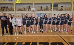 zwycięska drużyna, zawodniczki, trener i dyrektor szkoły